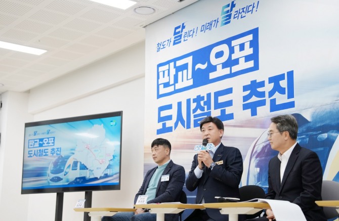 지난 10일 방세환 광주시장이 김동연 경기도지사 ‘달달버스 민생경제 현장 투어서 '판교~오포선' 도시철도 조기 추진 협력을 건의하고 있다. 사진=광주시