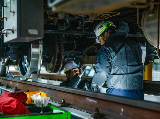 지난 27일 공항철도 직원들이 수능대비 전동차 시설물을 점검하고 있다. 사진=공항철도
