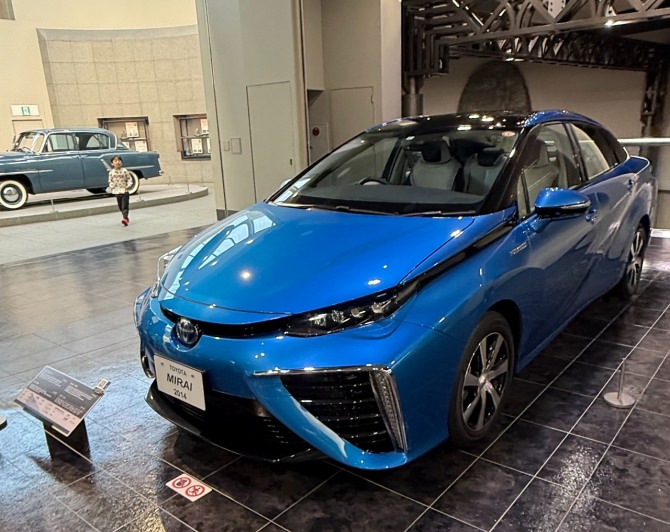 토요타 역사 박물관에 전시된 현행 판매 모델이자 브랜드의 미래를 상징하는 수소 자동차 '미라이' 사진=나고야, 육동윤 글로벌이코노믹 기자