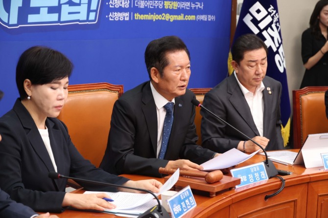 정청래 더불어민주당 대표가 지난 8월 18일 오전 서울 여의도 국회에서 열린 최고위원회의에서 김형석 독립기념관장 관련 발언을 하고 있다. 사진=뉴시스