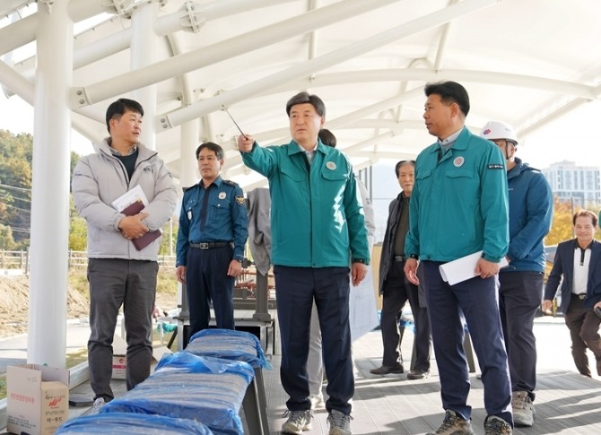 지난 11일 방세환 광주시장(가운데)이 동절기 대비 관내 대형 공사현장을 방문해 안전 점검을 실시하고 있다. 사진=광주시