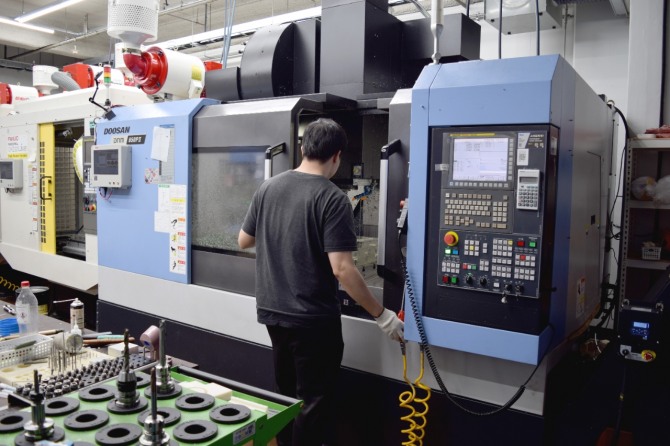한결이엔지는 경기테크노파크의 스마트공장 지원사업으로 생산관리시스템과 공용 3D CAM 프로그램을 도입해 시제품 가공공정의 효율을 대폭 개선하며 디지털 제조혁신의 모범 사례로 주목받고 있다. 사진=경기테크노파크