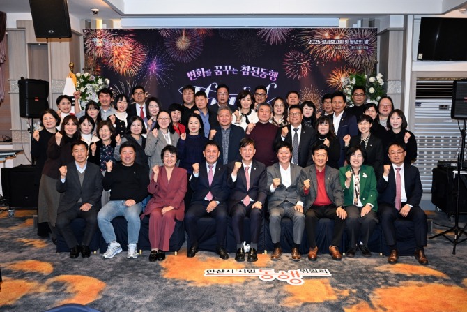 이민근 안산시장(맨 앞줄 가운데)이 지난 11일 엠블던호텔에서 '제2기 시민동행위원회 성과보고회’참석자들과 기념촬영을 하고 있다. 사진=안산시