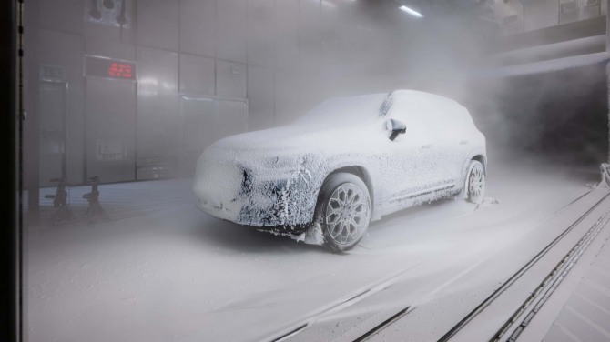 혹한 테스트 중인 메르세데스-벤츠 GLB 2세대 모델 사진=메르세데스-벤츠