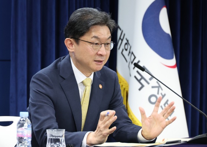  이억원 금융위원장이 12일 오전 서울 종로구 정부서울청사에서 열린 금융위 출입기자단 월례 간담회에 참석해 발언하고 있다. 사진=뉴시스