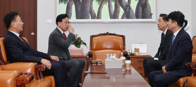 더불어민주당 김병기 원내대표와 문진석 원내수석부대표, 국민의힘 송언석 원내대표와 유상범 원내수석부대표가 11일 서울 여의도 국회에서 만나고 있다. 사진=연합뉴스