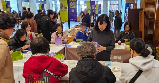 성남시 AK플라자 분당점 1층에서 한지공예 무료체험에 시민들이 참여하고 있다. 사진=이지은 기자
