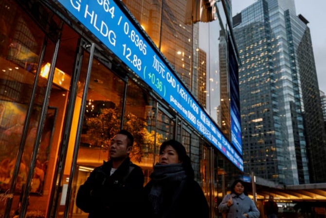 2025년 2월 24일, 중국 홍콩 센트럴의 익스체인지 스퀘어 밖을 걷고 있는 사람들. 사진=로이터