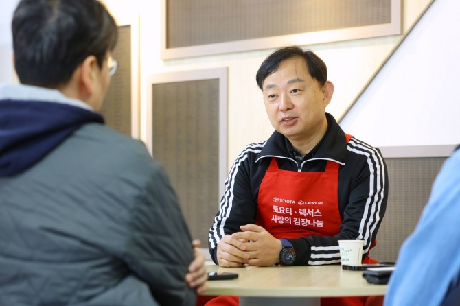 렉서스 분당 딜러사 센트럴모터스 이상규 대표이사가 기자들과 인터뷰를 하고 있다. 사진=한국토요타자동차