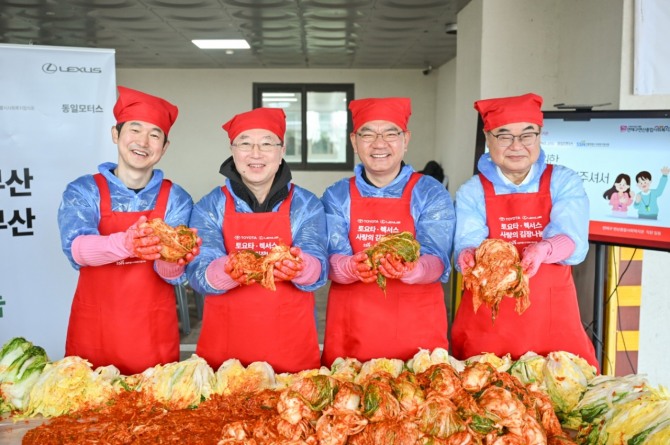 왼쪽부터 이병진 한국토요타자동차 부사장, 오츠카 츠요시 주부산일본국총영사관 총영사, 동일모터스 송석환 대표, 콘야마 마나부 한국토요타자동차 대표이사 사장이 김장 김치를 들고 포즈를 취하고 있다. 사진=한국토요타자동차