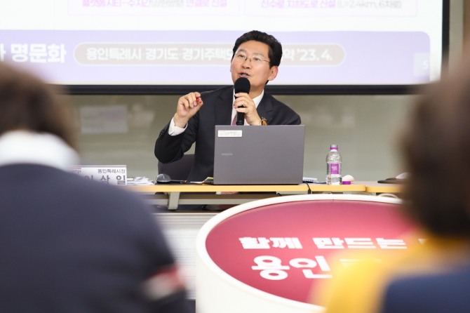 이상일 용인특례시장이 12일 열린 수지구 '공동주택 입주자대표회의 소통콘서트’에서 시민들의 건의사항에 답변하고 있다. 사진=용인특례시