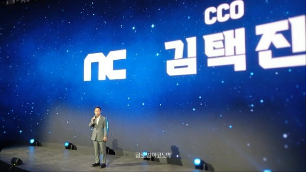 김택진 엔씨소프트 대표 겸 최고창의력책임자(CCO)가 지스타 2025 엔씨 오프닝 세션에서 개회사를 하고 있다. 사진=이원용 기자