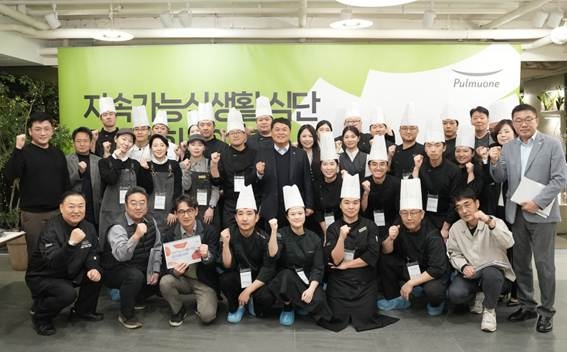 12일 서울 송파구 풀무원푸드앤컬처 본사에서 열린 ‘2025 지속가능식생활 식단 경진대회’ 내부 전문가 예선 종료 후, 풀무원푸드앤컬처 이동훈 대표(두 번째 줄 왼쪽 일곱 번째)와 풀무원 임직원들이 기념 촬영을 하고 있다. 사진=풀무원푸드앤컬