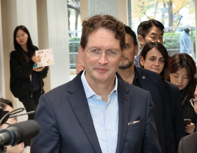 올라 칼레니우스 메르세데스-벤츠 회장이 13일 방한해 서울 영등포구 LG트윈타워에서 취재진의 질문에 대답하고 있다. 사진=장용석기자