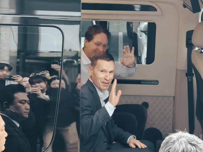 마티아스 바이틀 메르세데스-벤츠 코리아 사장이 13일 서울 여의도 트윈타워에서 회동 후 차량에 탑승해 손을 흔들고 있다. 사진=장용석 기자