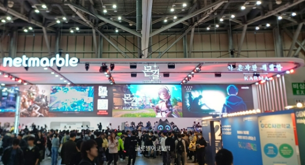 지스타 2025 넷마블 전시 부스의 모습. 먼발치에서도 '야옹이'가 눈에 들어온다. 사진=이원용 기자