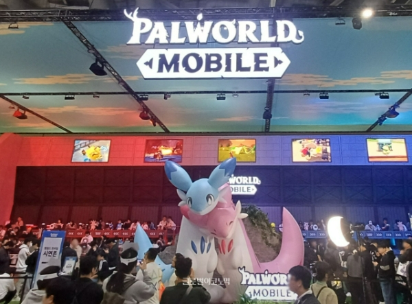 크래프톤 '팰월드 모바일' 시연 부스에 설치된 팰 조형물. 사진=이원용 기자