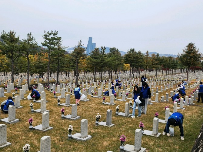 삼성전자 임직원들이 11월 8일 국립서울현충원을 찾아 묘역 환경정화 활동을 하고 있다. 사진=삼성전자