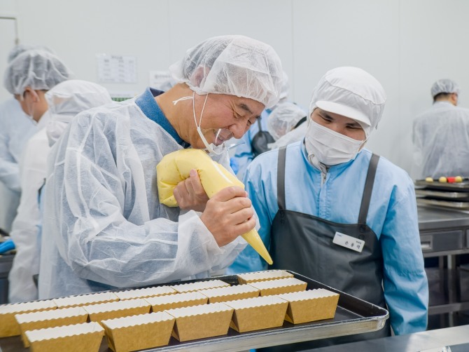 전영현 대표이사 등 삼성전자 DS부문 경영진들이 11월 10일 경기 용인시 장애인표준사업장 '희망별숲'을 찾아 쿠키 만들기 봉사에 참여하고 있다. 사진=삼성전자