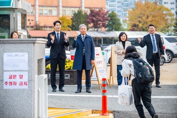  13일 오전 윤환 계양구청장이 2026학년도 대학수학능력시험이 치러진 작전 여자고등학교 등 관내 고사장을 찾아 수험생들을 응원하고 있다. 사진=계양구