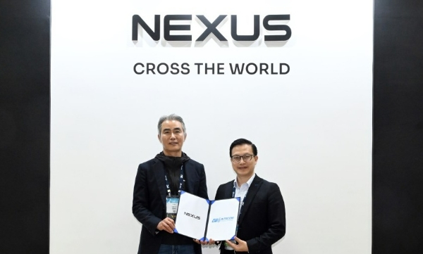 장현국 넥써쓰 대표(왼쪽)와 도 안 투 VTC 인테콤 대표. 사진=넥써쓰