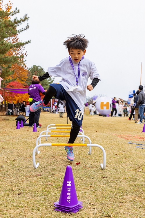 8일 경기 하남에서 열린 현대해상 주최 ‘렛츠무브 플레이데이’에서 한 어린이가 점프를 하고 있다. 사진=현대해상