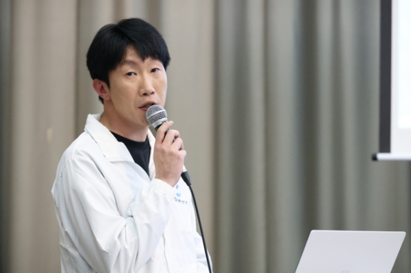 '라그나로크 어비스'에 대해 발표하는 선상웅 그라비티 사업 PM. 사진=게임기자단