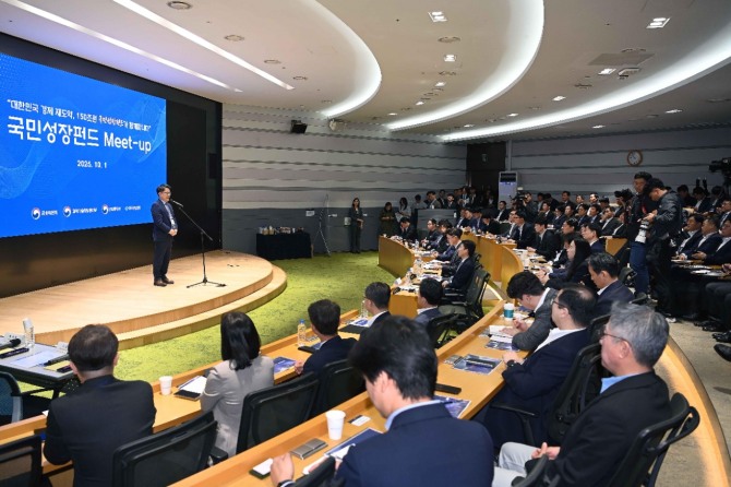 문신학 산업통상부 1차관이 지난달 서울 영등포구 한국산업은행 본점에서 열린 '국민성장펀드 정부-산업계-금융권 합동 간담회'에 참석해 발언하고 있다. 사진=뉴시스