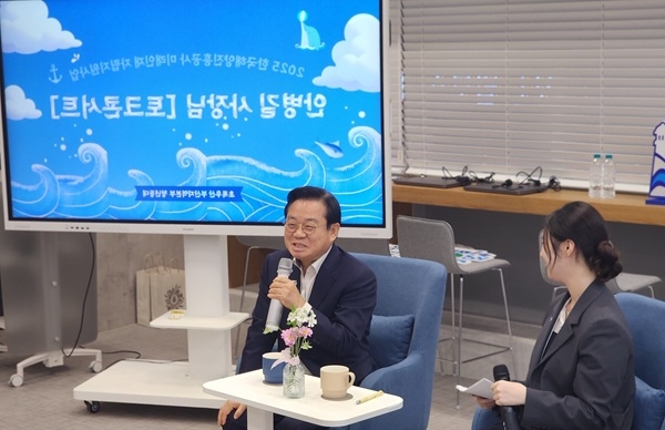 안병길 해진공 사장이 청년들과 소통하고 있다. 사진=한국해양진흥공사