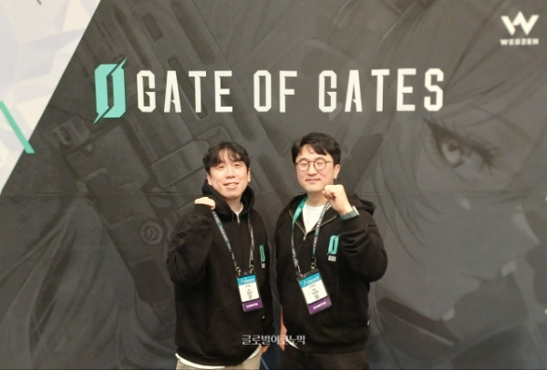 지스타 2025 '게이트 오브 게이츠' 미디어 그룹 인터뷰에서 리트레일의 정명근 아트 디렉터(왼쪽)와 박찬혁 기획팀장이 기념 촬영을 하고 있다. 사진=이원용 기자