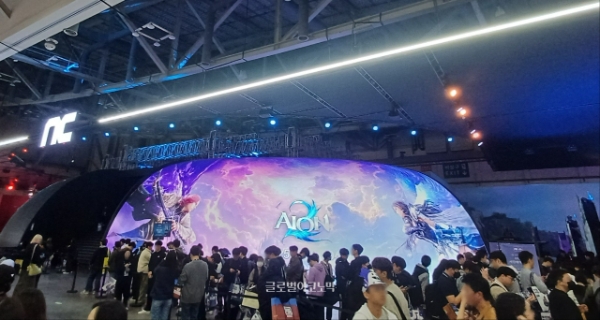 지스타 2025 엔씨소프트 부스에 설치된 돔 스크린. 사진=이원용 기자