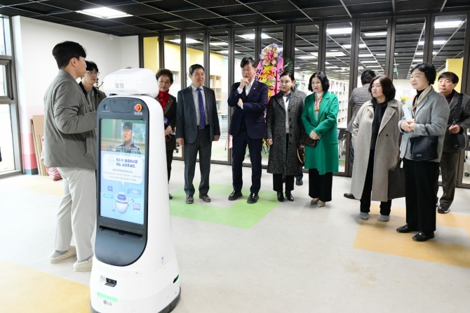 이민근 안산시장이 지난 2월 28일 원곡초등학교를 방문해 관계자들과 함께 교육 관련 현장을 둘러보며 설명을 듣고 있다. 사진=안산시