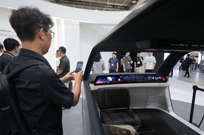 지난 8월 서울 강남구 삼성동 코엑스에서 열린 'K-디스플레이 2025 한국디스플레이산업전시회'에서 참관객들이 LG디스플레이 전시장을 둘러보고 있다. 사진=연합뉴스