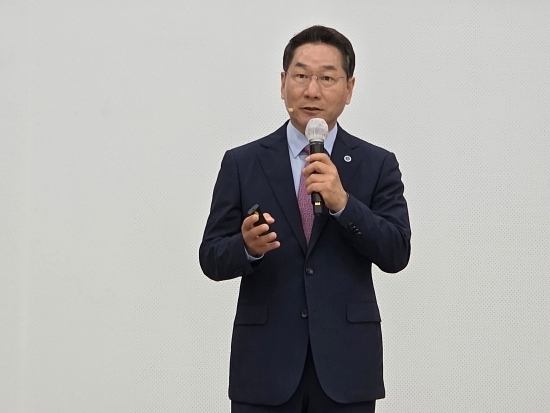 유정복 인천시장이 취임 3주년 기자회견에서 그간 인천발전을 위해 뛰었던 소외를 밝히고 있다. 사진=김양훈 기자