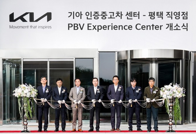 경기도가 기아㈜의 미래 모빌리티 복합문화공간 ‘평택CXP' 개소식에서 커팅식을 하고 있다. 사진=경기도