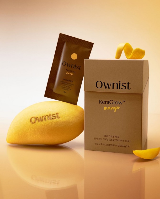 신세계면세점은 클린 이너뷰티 브랜드 오니스트(OWNIST)의 먹는 케라틴 신제품 ‘케라그로우(KERAGROW)’를 국내 면세점 단독으로 온라인몰에 론칭하며 건강식품 포트폴리오 강화에 나선다고 17일 밝혔다. 먹는 케라틴 케라그로우. 사진=신세계면세점