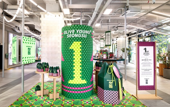 CJ올리브영은 서울 성수에 문을 연 첫 혁신매장 ‘올리브영N 성수’가 개점 1년 만에 누적 방문객 250만명을 돌파했다고 17일 밝혔다. 1주년 테마로 꾸며진 올리브영N 성수 내부 전경. 사진=CJ올리브영
