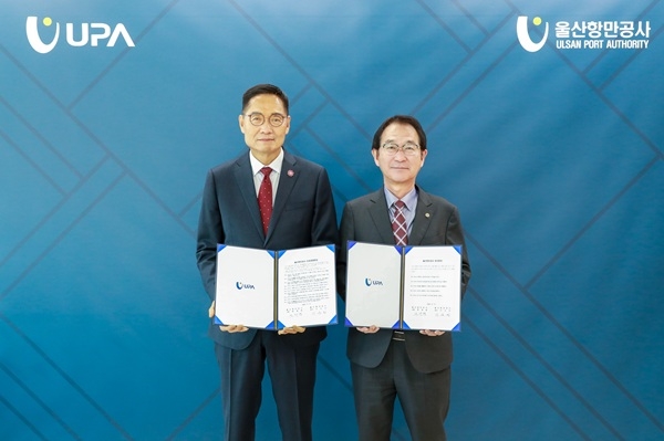 17일 오전 10층 공사 사장실에서 (오른쪽부터) 변재영 사장과 이수식 감사가 공동으로 윤리·인권경영헌장을 선포했다. 사진=울산항만공사