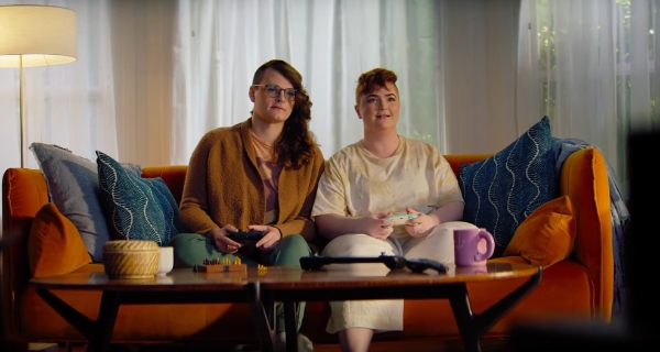 '스팀 머신' 공식 홍보 영상을 캡처한 것. 하드코어 게이머층이 아닌 '친구와 함께 즐기는 게임'이라는 점을 강조했다. 사진=밸브 코퍼레이션.