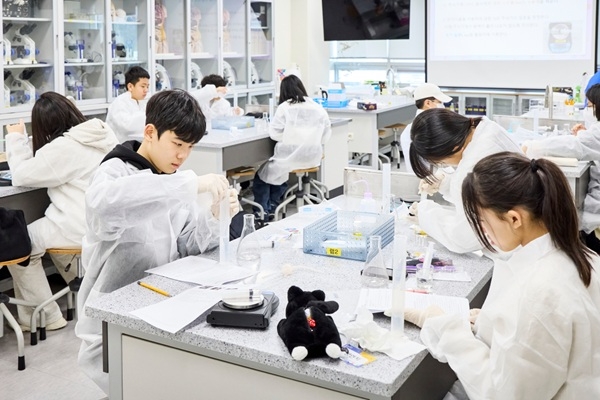 국립부산과학관 교육프로그램 참여 모습(중등 심화 실험 교실). 사진=국립부산과학관
