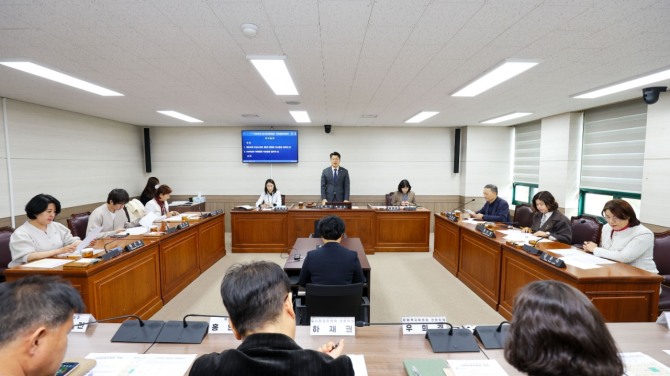 17일 의회 제4상임위원회 회의실에서 열린‘제299회 임시회 폐회 중 의회운영위원회’를 하고 있다. 사진=안산시의회