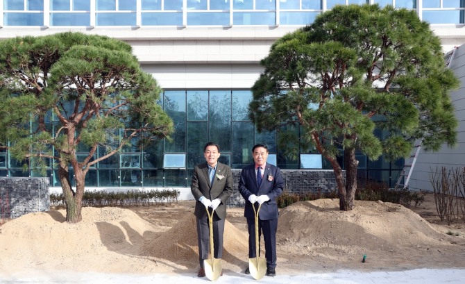 17일 이재식 수원특례시의회 의장(오른쪽)과 이재준 수원시장이 시의회 신청사 기념식수 진행 후 함께 촬영하고 있다. 사진=수원특례시의회