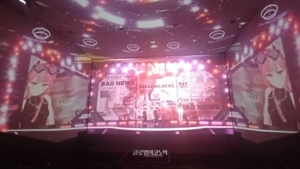 다면 스크린관의 입체감을 살려낸 키스오브라이프 원곡 'BAD NEWS' 무대. 사진=이원용 기자