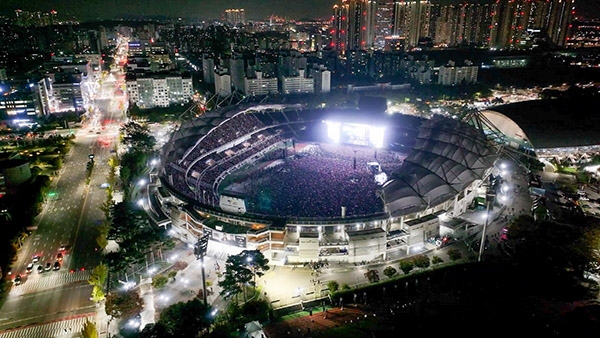 공연 열기로 가득찬 고양종합운동장 전경. 사진=고양시