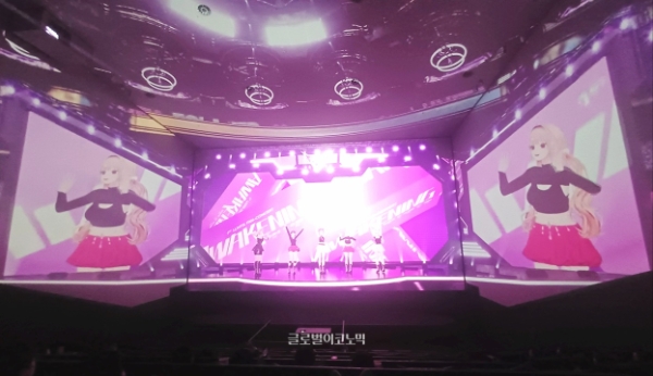 무대 공연이 끝나고 팬들과 인사를 나누는 러비타 멤버들. 사진=이원용 기자