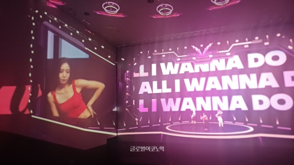 댄서 메이제이 리가 현실과 버추얼의 경계를 뚫고 협연한 무대도 있었다. 사진=이원용 기자