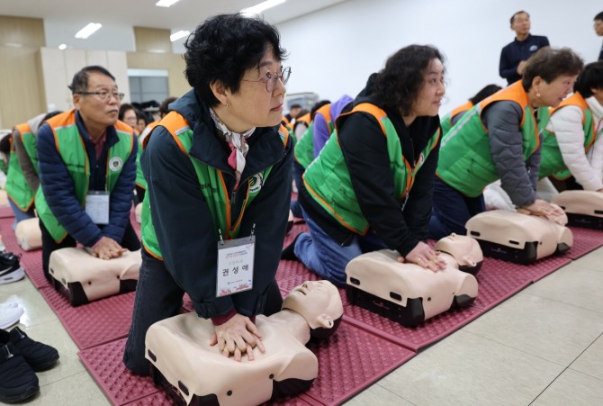 의정부시 자율방재단 단원이 CPR 체험 교육을 하고있다.  사진=희망브리지