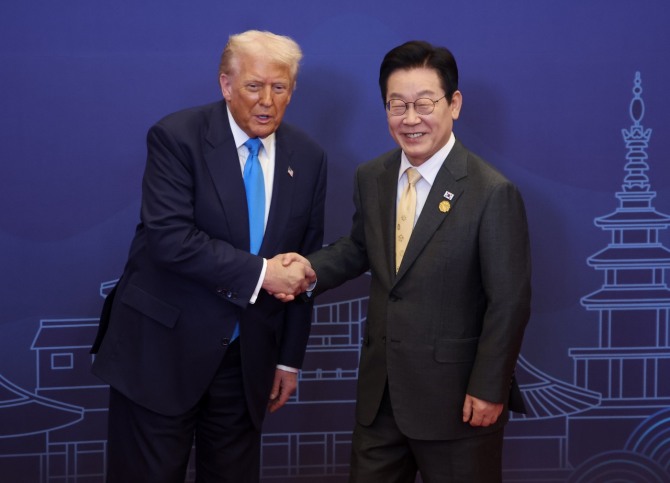 2026년 한반도 주변과 동북아 정세는 한국이 독자적으로만 헤쳐 나가기에는 상황이 복잡하고 엄중하다. 사진은 지난달 경주에서 열린 APEC 정상회담에서 이재명 대통령이 경주 힐튼호텔 그랜드볼룸에서 열린 대통령 주최 정상 특별만찬에 앞서 도널드 트럼프 미국 대통령과 악수하는 모습. 사진=연합뉴스