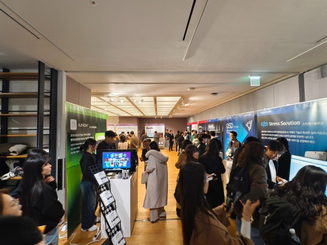 관계자들이 20일 삼성전자 서울 R&D캠퍼스에 마련된 C랩 스타트업 데모데이에 마련된 부스를 살펴보고 있다. 사진=장용석 기자