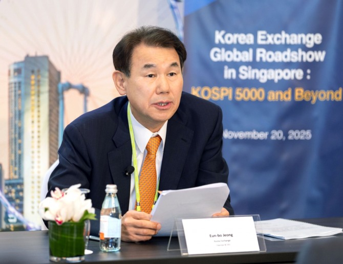 코스피 5000시대 도약을 위한 싱가포르 글로벌 로드쇼에서 정은보 한국거래소 이사장이 한국 자본시장 성장잠재력에 대해 설명하고 있다. 사진=한국거래소